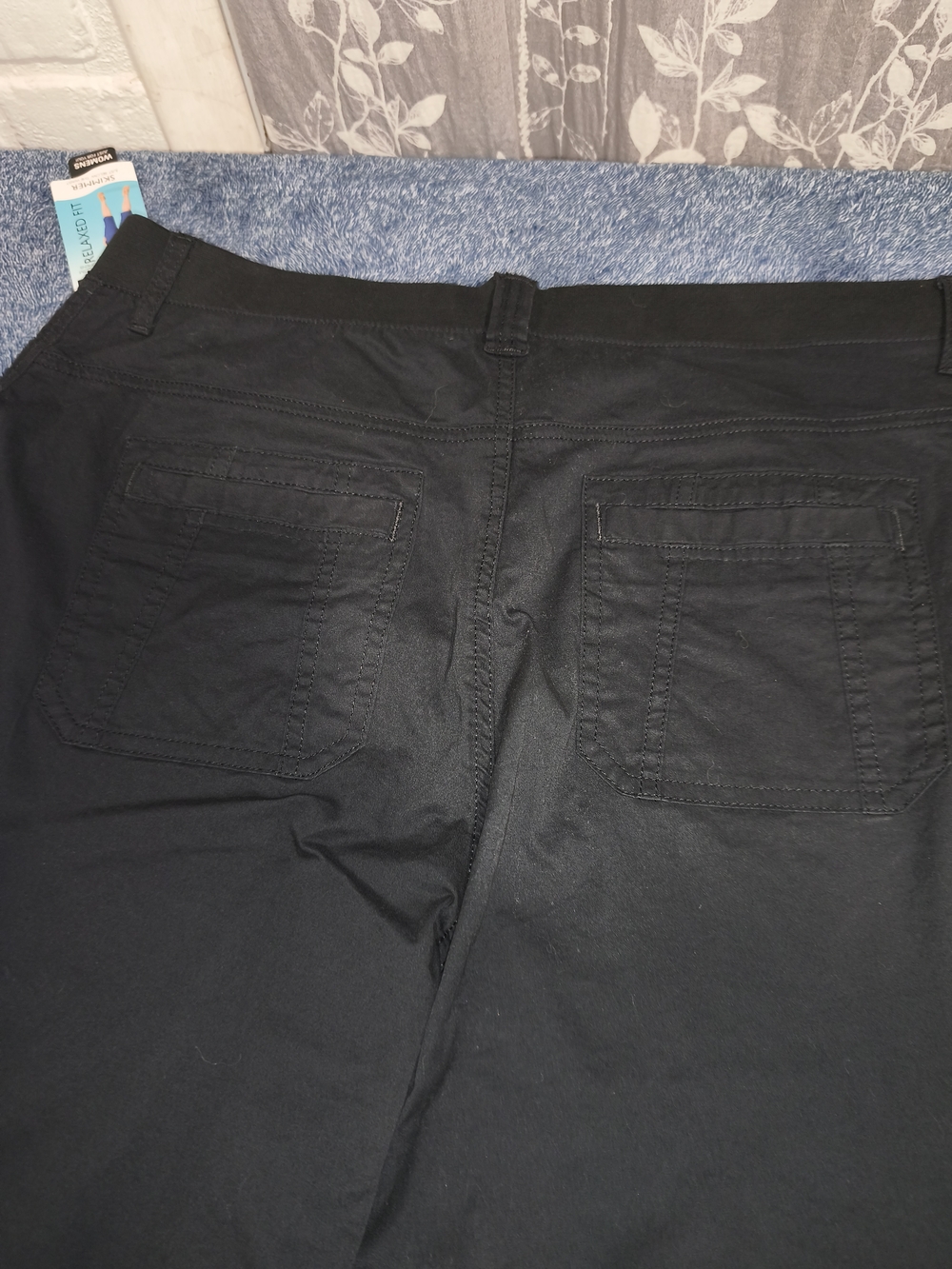 Lee Relaxed Fit Black Capris - Picture 8 of 9